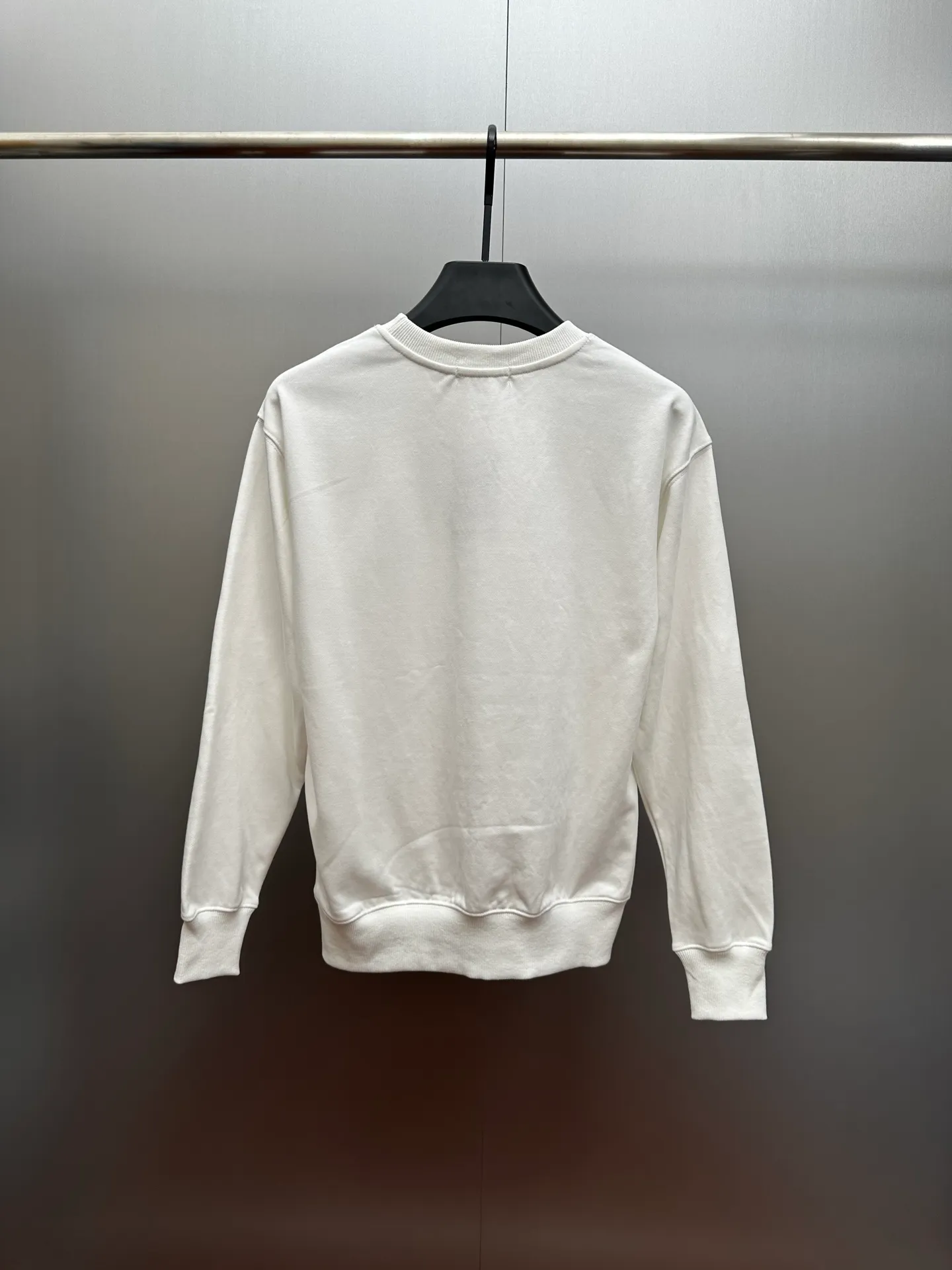 P250 RalphLauren/Ralph Lauren 2025 new autumn and winter bear letter printed terry sweatshirt Ralph Lauren's age-reducing item, the coat fabric is made of 60% cotton➕40% polyester, which not only retains the softness, comfort and breathability of cotton, but also adds the wear resistance and wrinkle resistance of polyester fiber, making the clothes more durable and easy to care for. Even in slightly cooler weather, you won't feel stuffy when wearing it. This kind of fabric has a natural crisp feel and is not easy to pill or deform. The bear on the chest is printed with English letters. It is full of color, full of three-dimensionality, and lifelike, adding a bit of liveliness and interest to the whole sweatshirt. There is no pressure to dress, regardless of age or gender. Complete accessories!  Color: White Size: S M L XL